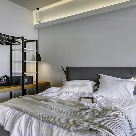 Naves Hotel *